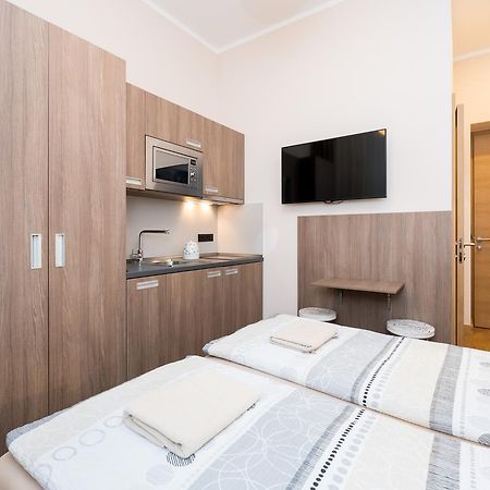 Manesova Astra Apartment Praha Bagian luar foto