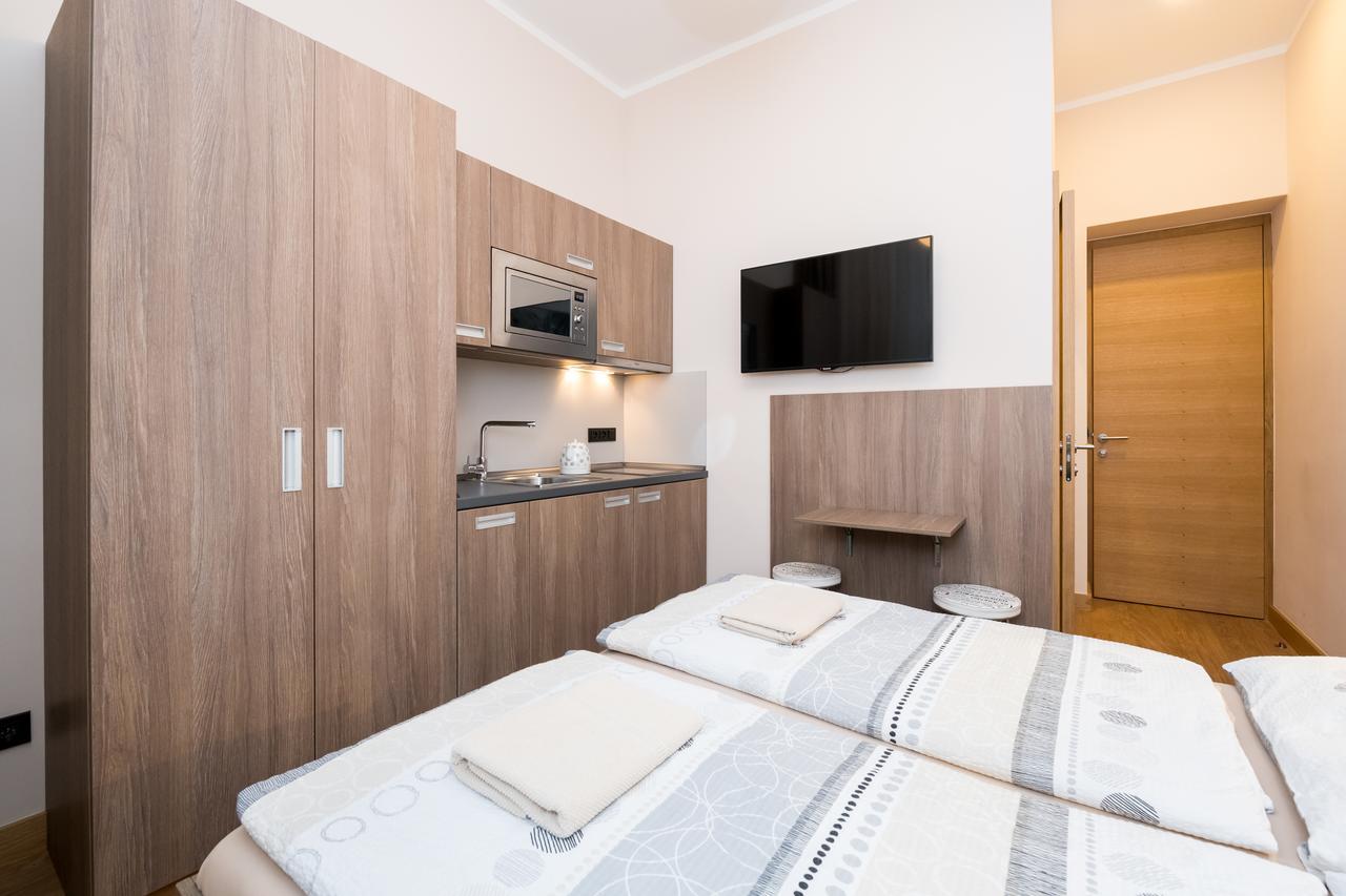 Manesova Astra Apartment Praha Bagian luar foto